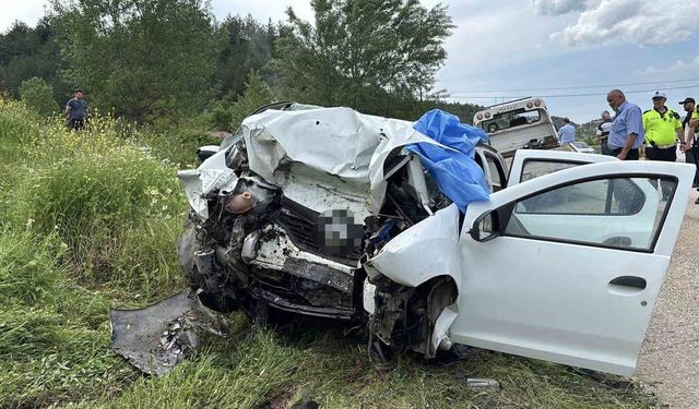 İstinat duvarına çarpan otomobildeki 3 kişi öldü, 1 kişi ağır yaralandı