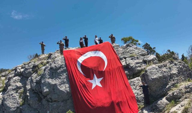Jandarmadan 54 metrekarelik dev Türk bayrağı