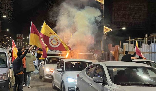 Kars'ta sarı-kırmızı gece