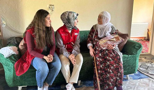 Kızılay gönüllülerinden Anneler Günü ziyareti