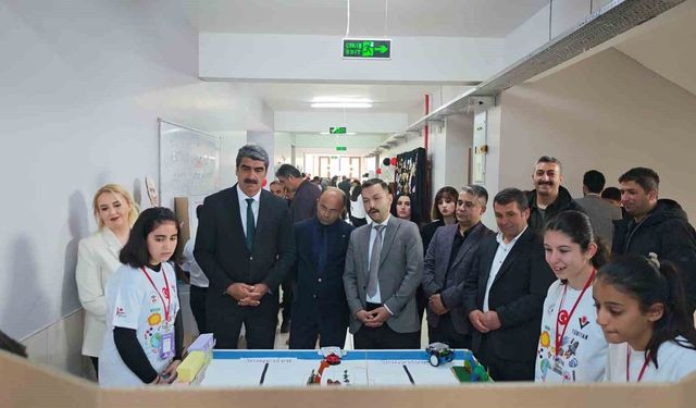 Koçak Ortaokulu'nda bilim fuarı yoğun ilgi gördü