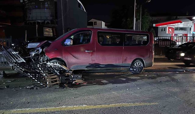 Kontrolden çıkan minibüs refüjdeki demirlere çarptı