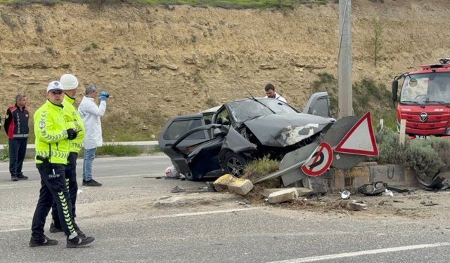 Kontrolden çıkan otomobil direğe çarptı: 1 ölü, 3 yaralı