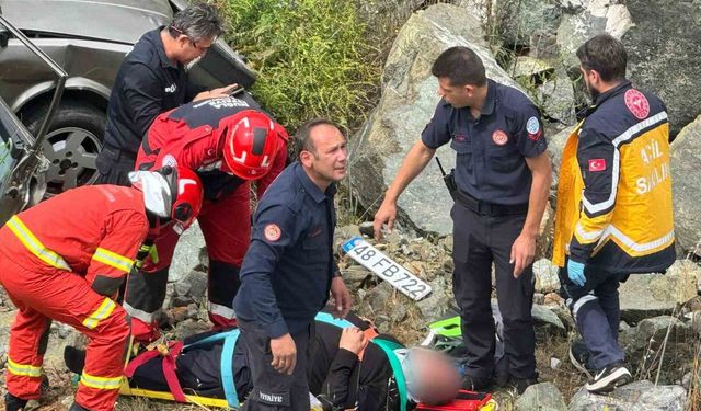 Kontrolden çıkan otomobil, uçuruma yuvarlandı: 2 yaralı