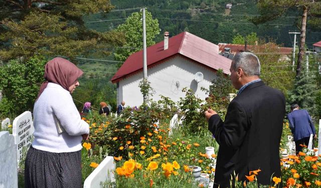 Mezarlıklarda duygu dolu ziyaret
