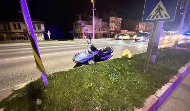 Motosiklet devrildi: 3 yaralı
