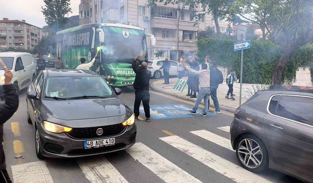 Muğlaspor'a taraftarlardan meşaleli karşılama