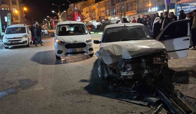 Muradiye'de 3 araç çarpıştı