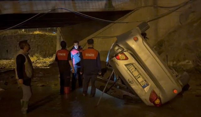 Otomobil köprüden su kanalına uçtu: 3 yaralı