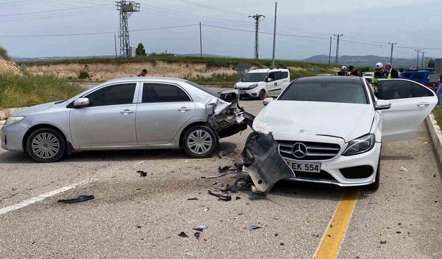 Otomobiller çarpıştı: 1'i hamile 4 yaralı