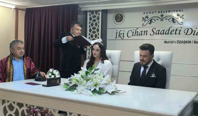 Polis çift, nikaha süsledikleri ekip otosuyla geldi