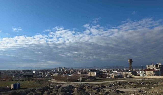 Van semalarında görsel şölen: Kümülüs bulutları ve Van Kalesi'nin muazzam uyumu