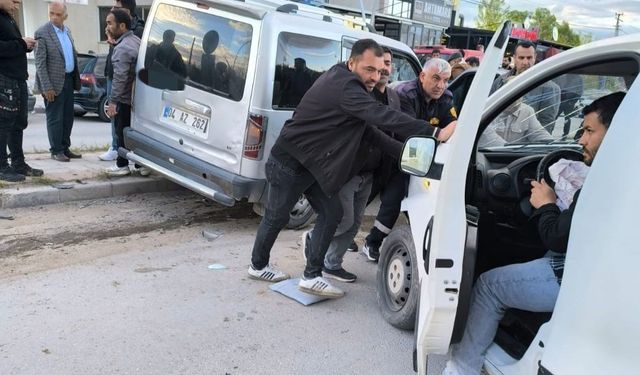 Van'da kamyonetler çarpıştı: 3 yaralı