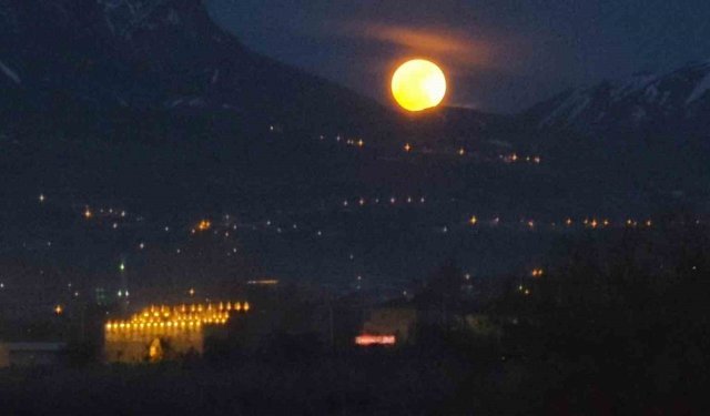 Van'da tarih ve dolunay manzarası mest etti