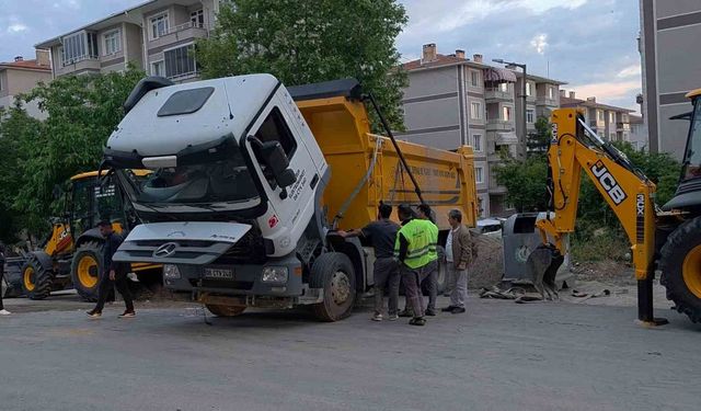Yüklü hafriyat kamyonu damperini kaldırınca devrildi