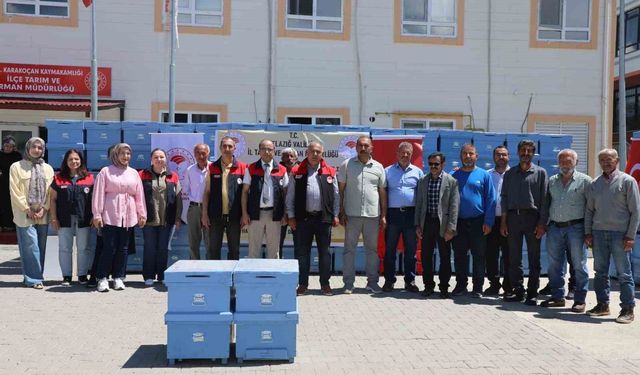 15 arı yetiştiricisine 150 adet kovan dağıtıldı