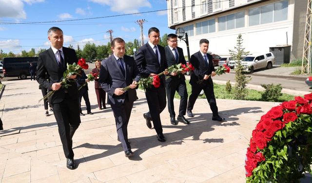 Türk ve Azerbaycanlı Yargı Mensuplarından Haydar Aliyev Büstüne Çiçek