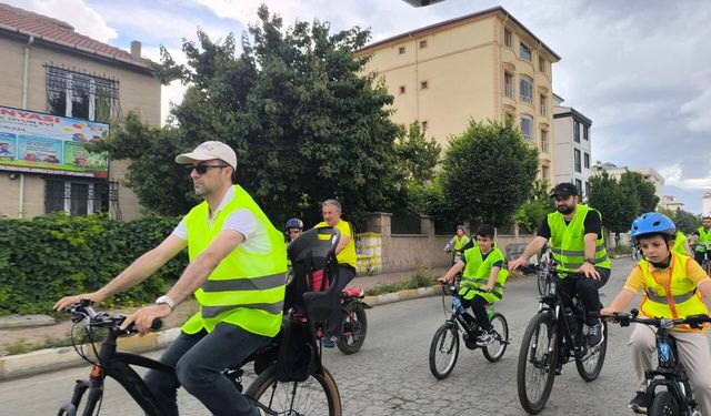 Iğdır’da Sağlık İçin Pedalladılar: Yeşilay’ın Bisiklet Turuna Yoğun İlgi!