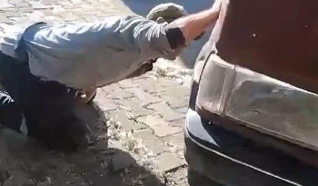 Aracın motor kısmına giren yılanı itfaiye ekipleri kürekle yakaladı