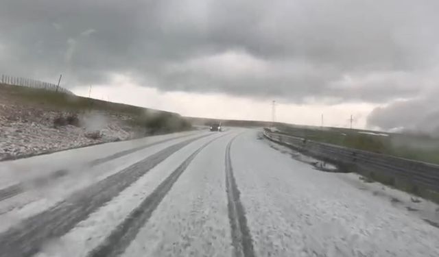 Ardahan'da dolu yağışı yolu beyaza bürüdü