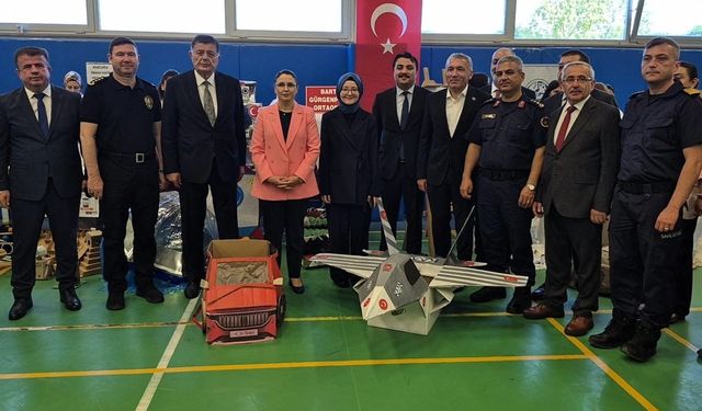 Atık malzemelerden  kostüm yaptı, büyük ilgi gördü