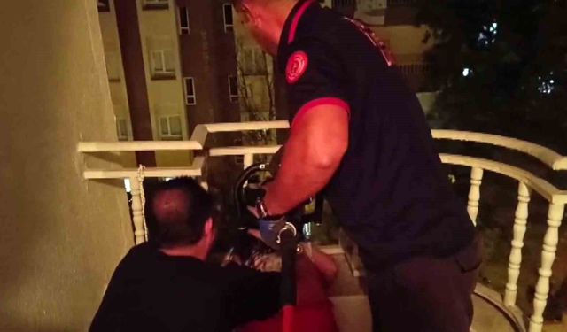 Balkon korkuluklarına kafası sıkışan küçük kızı itfaiye kurtardı