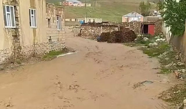 Başkale'de sağanak sonucu sel meydana geldi