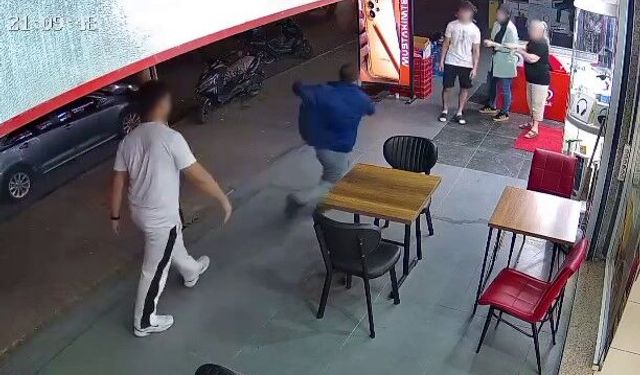 Bir kadına bıçakla saldırdı, ayağı kayıp yere düştü
