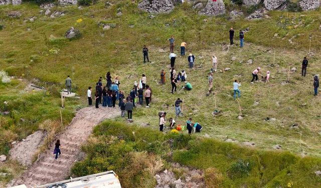 Büyükşehir, 300 fidanı toprakla buluşturdu