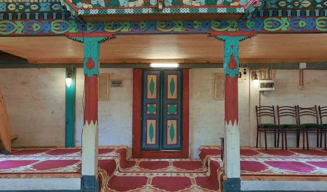 Camili Havzası'ndaki 175 yıllık ahşap cami babadan oğula korunuyor
