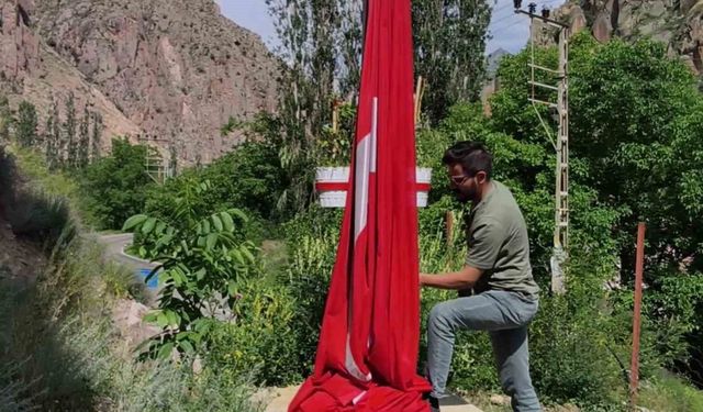 Düşen bayrağı onarıp yeniden göndere çektiler