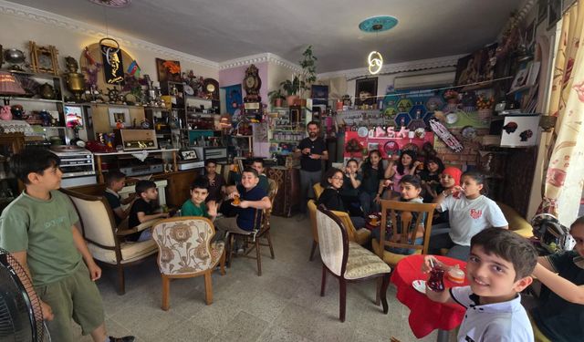 Minik Öğrencilerden Nostaljik Çay Kahvesine Anlamlı Ziyaret