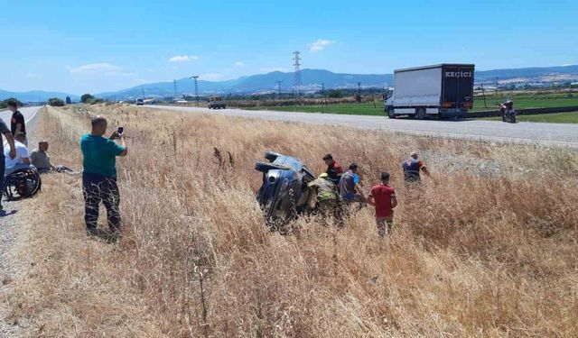 Gönen'de kontrolden çıkan otomobil refüje devrildi