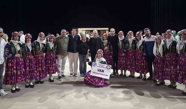 Halk oyunlarında tarih yazdı