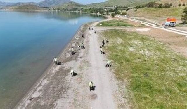 Hazar’da temizlik 12 ton atık toplandı