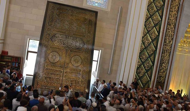 Kabe'nin kapı örtüsü Millet Cami ve Külliyesi'nde sergileniyor