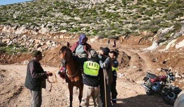 Kalp krizi geçiren kadın, katır sırtında sağlık ekiplerine ulaştırıldı