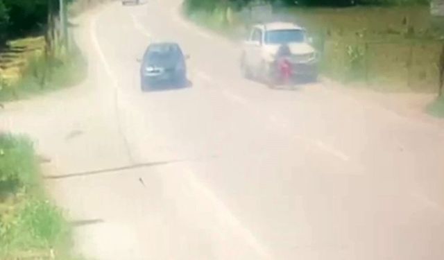Kamyonet ile motosiklet böyle çarpıştı: 1 ağır yaralı
