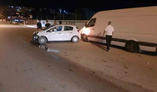 Kontrolünü kaybeden otomobil park halindeki araca çarptı: 1 kişi yaralandı