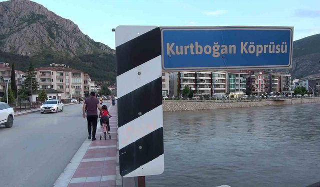 Köprü girişinde çökme oluştu