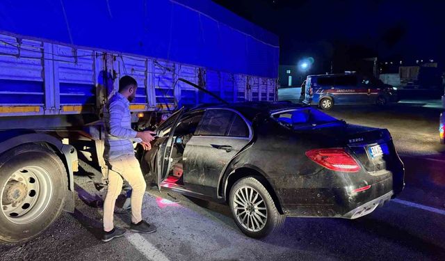 Lüks otomobil benzin istasyonundan çıkan tırın altına girdi: 1'i ağır 2 yaralı