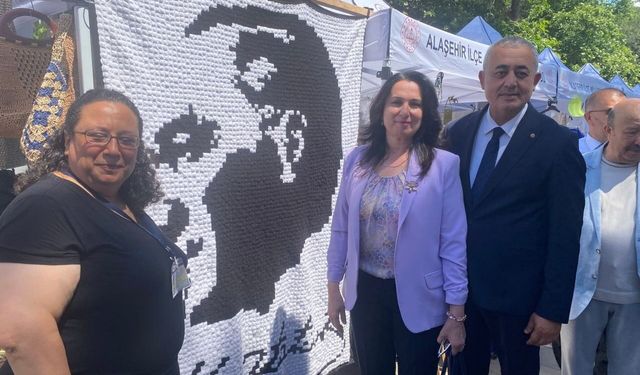 Manisa'da 7 bin 600 motifli Atatürk portresi sergiye damga vurdu