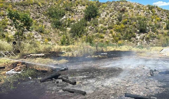 Ormanlık alana düşen yıldırım yangına neden oldu
