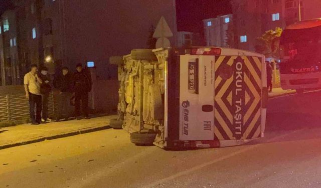 Otomobilin çarptığı işçi servisi yan yattı: 7 kişi yaralandı