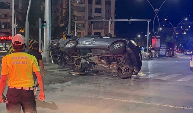 Otomobille çarpışan araç yan yattı: 11 yaralı