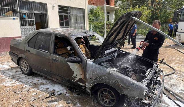 Park halindeki otomobilde çıkan yangın söndürüldü