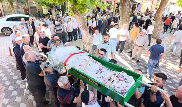 Park halindeki otomobilde ölü bulunan genç kız toprağa verildi