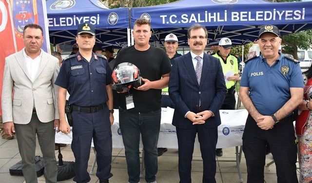 Salihli'de motosiklet sürücülerine kask dağıtıldı