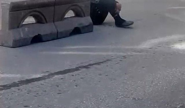 Sokak ortasında hareketsiz duran şahıs tedirginliğe yol açtı