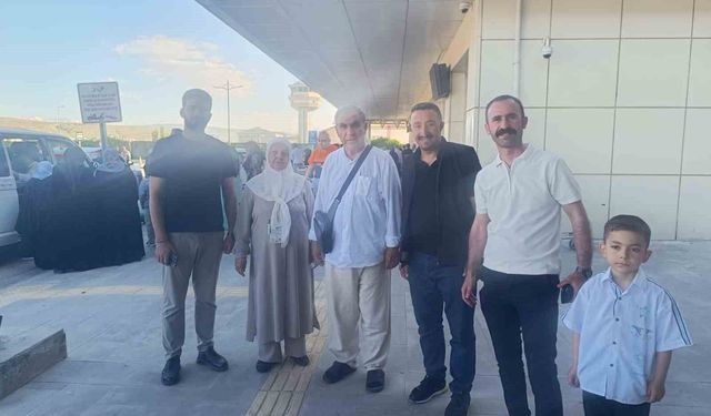 Van'dan kutsal topraklara uzanan yolculuk sona erdi: İlk hac kafilesi dualarla karşılandı
